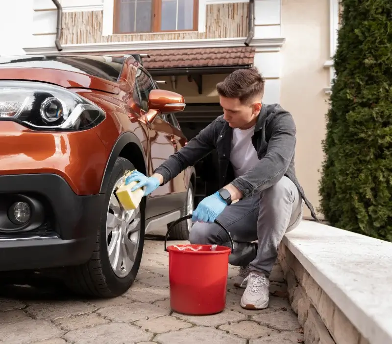 Lavage auto à domicile Caille : professionnel intervenant sur un véhicule